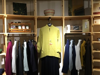 展廳女裝服飾區